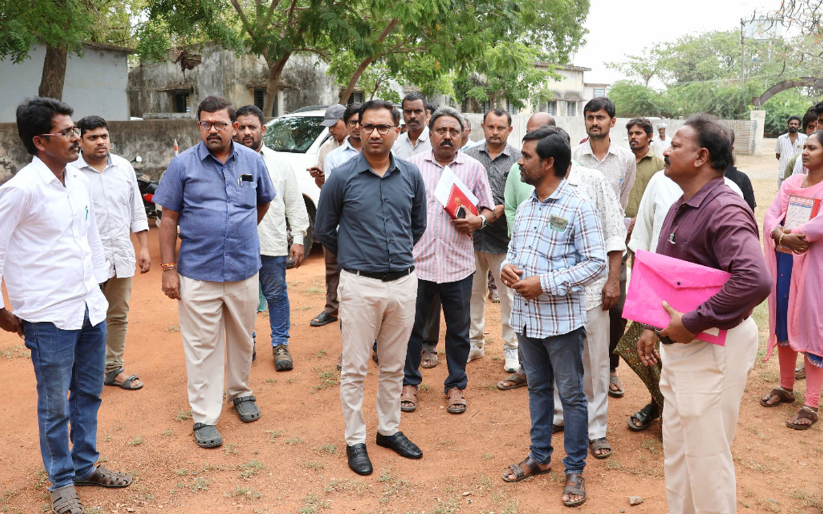 బడీడు పిల్లలను బడిలో చేర్పించాలి : కలెక్టర్ దివాకర టీఎస్