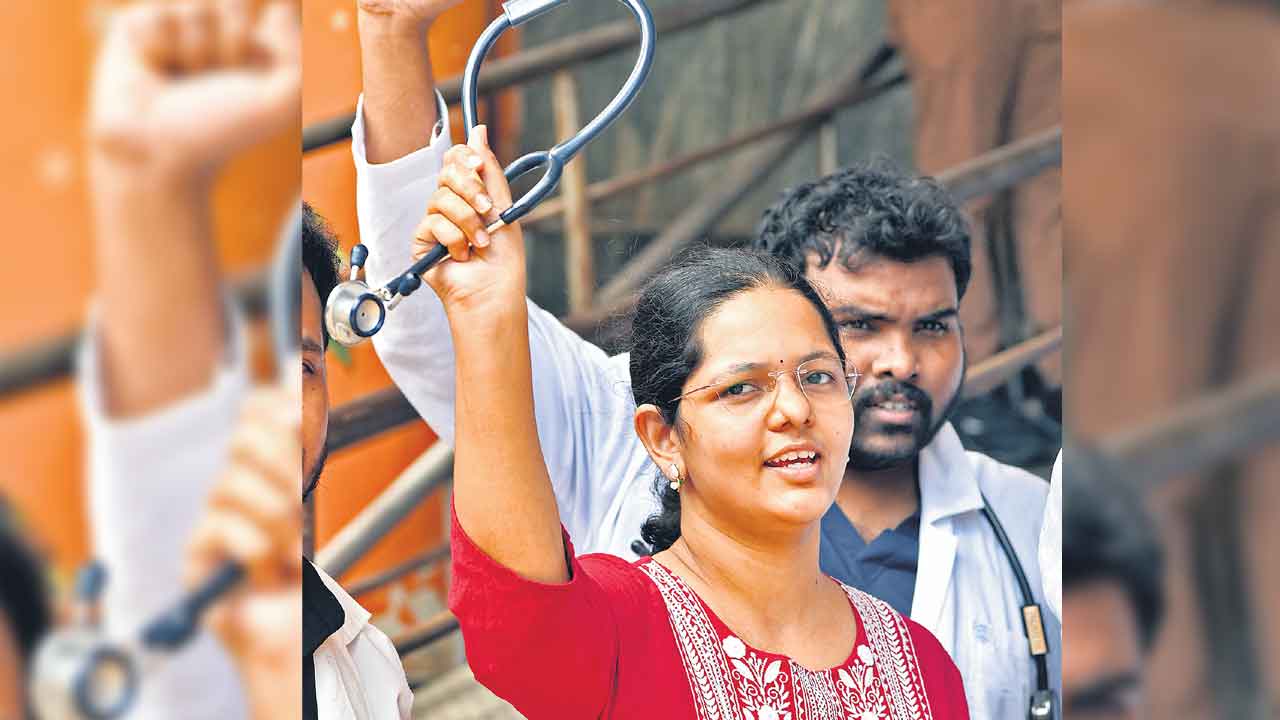 విధులు బహిష్కరించిన డాక్టర్లు