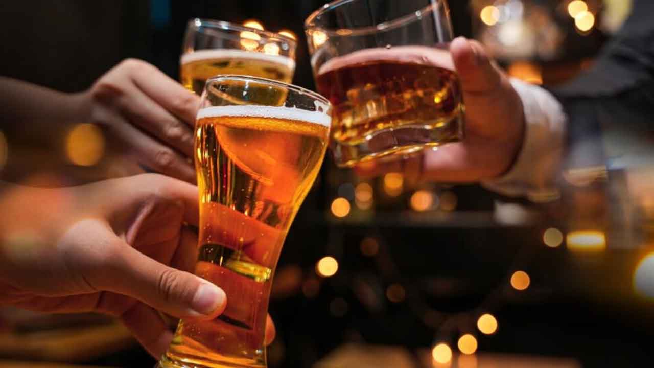 Alcohol | త‌ర‌చూ మితంగా మ‌ద్యం సేవిస్తే.. ఆరోగ్యానికి మేలు జ‌రుగుతుందా.. నిపుణులు ఏమంటున్నారు..?