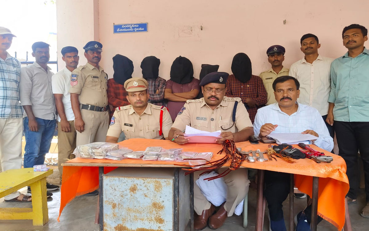 ట్రాన్స్‌ఫార్మ‌ర్ల‌లోని కాప‌ర్ వైర్‌, ఆయిల్ చోరీ ముఠా అరెస్ట్‌