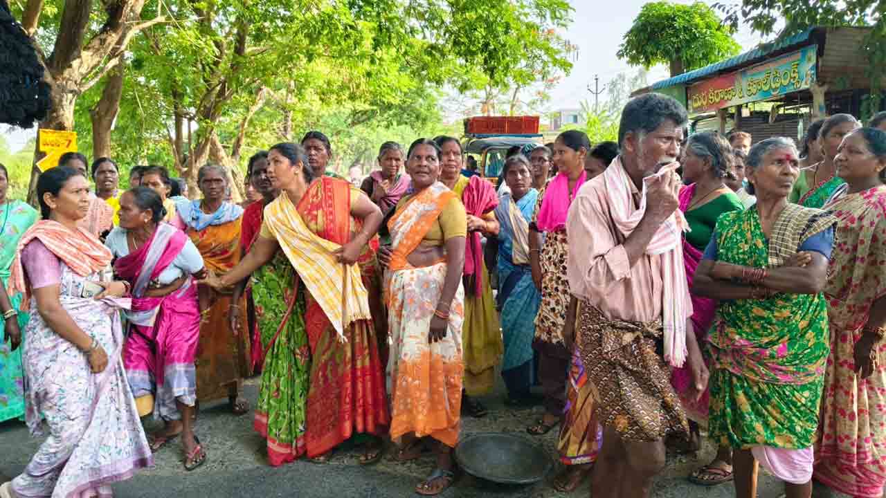 పనికితగ్గ వేతనాలు చెల్లించండి