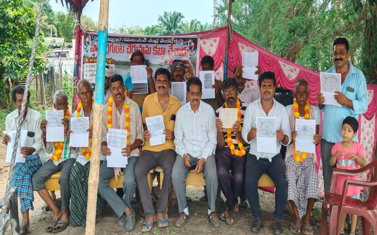 చెరువు ఆక్రమణపై చర్యలు తీసుకోవాలని రైతుల నిరాహార దీక్ష
