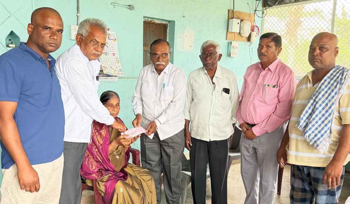 Chigurumamidi | రిటైర్డ్ తహసీల్దార్ కుటుంబానికి రెవెన్యూ రిక్రియేషన్ క్లబ్ నగదు సాయం అందజేత