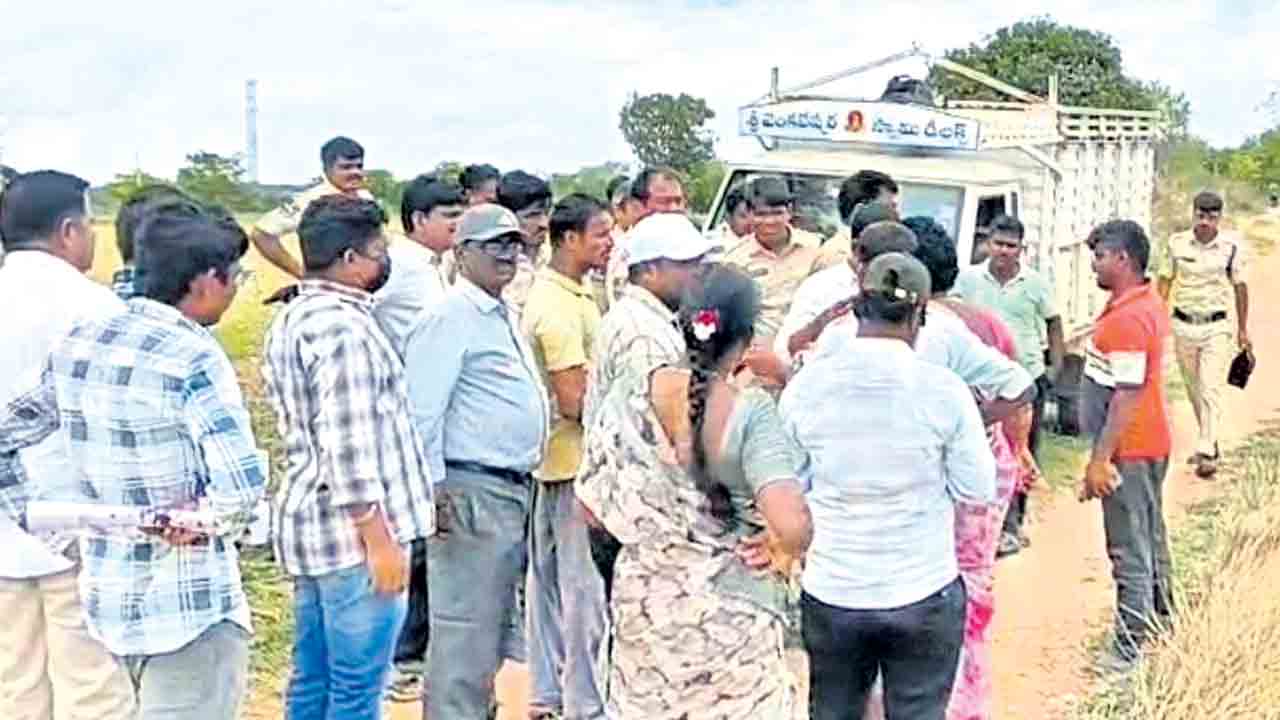 ఫార్మాసిటీలో మళ్లీ అలజడి.. జేసీబీలు వస్తే పెట్రోల్‌ పోసి తగులబెడుతాం.. మేడిపల్లి రైతుల హెచ్చరిక
