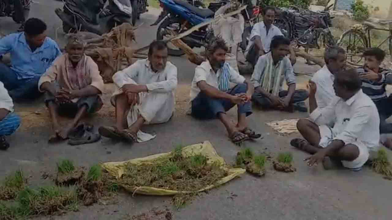 Ramayampeta | తడిసిన ధాన్యం కొనుగోలు చేయాలని మెదక్‌ జిల్లాలో రైతుల ధర్నా