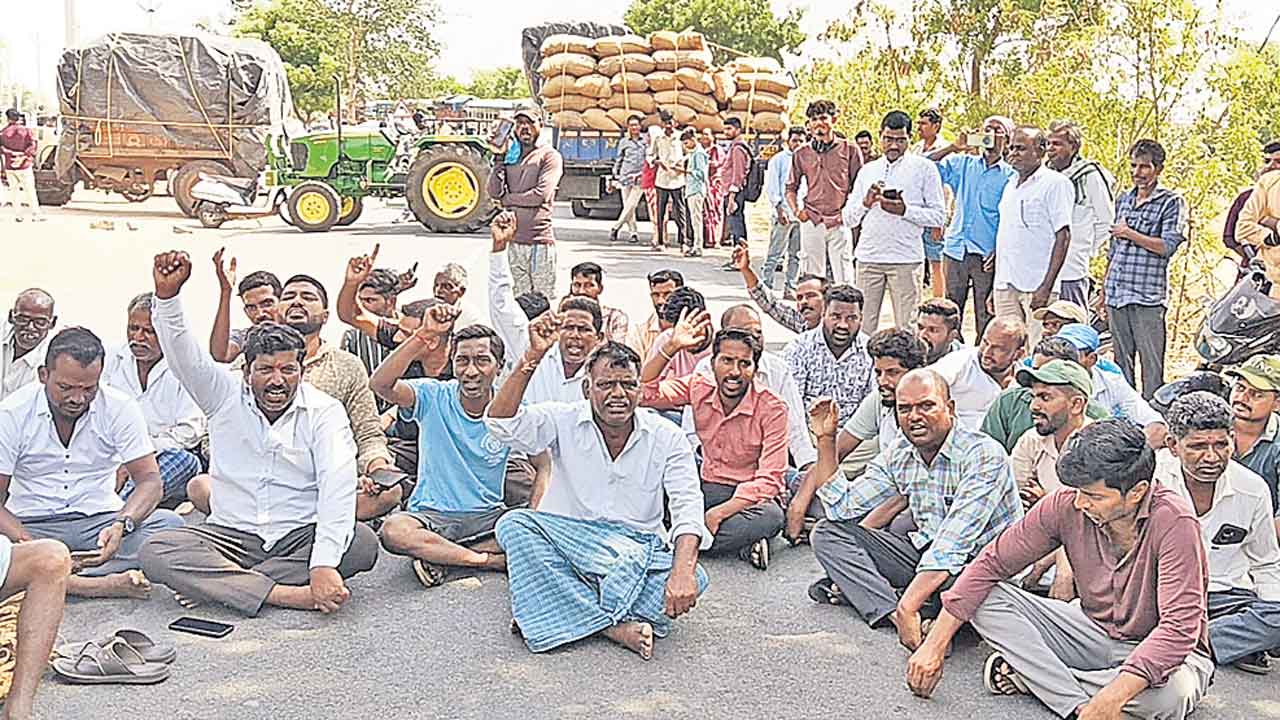 రోడ్డెక్కిన రైతులు