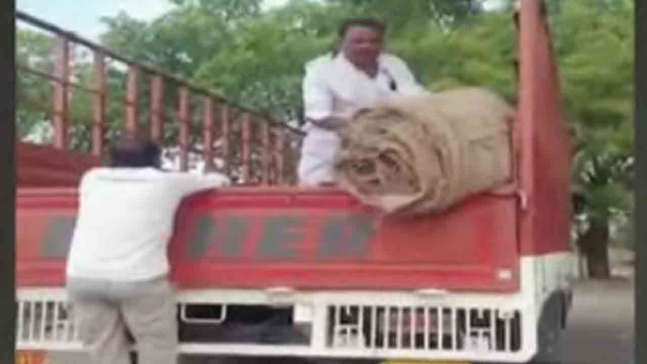 Farmers | కొనుగోలు ఆల‌స్యం.. 12 వేల గోనె సంచులు తీసుకెళ్లిన రైతులు