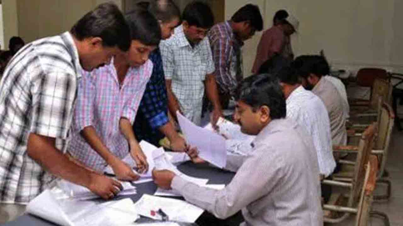 ఫీజులు కడితేనే.. సర్టిఫికెట్లు!