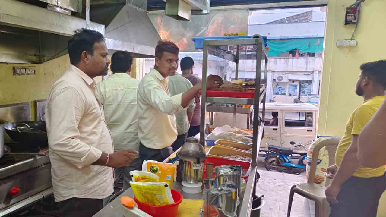Peddapalli | ‘నమస్తే తెలంగాణ’ కథనానికి స్పందన.. హోటళ్లు, రెస్టారెంట్లలో అకస్మిక తనిఖీలు..!