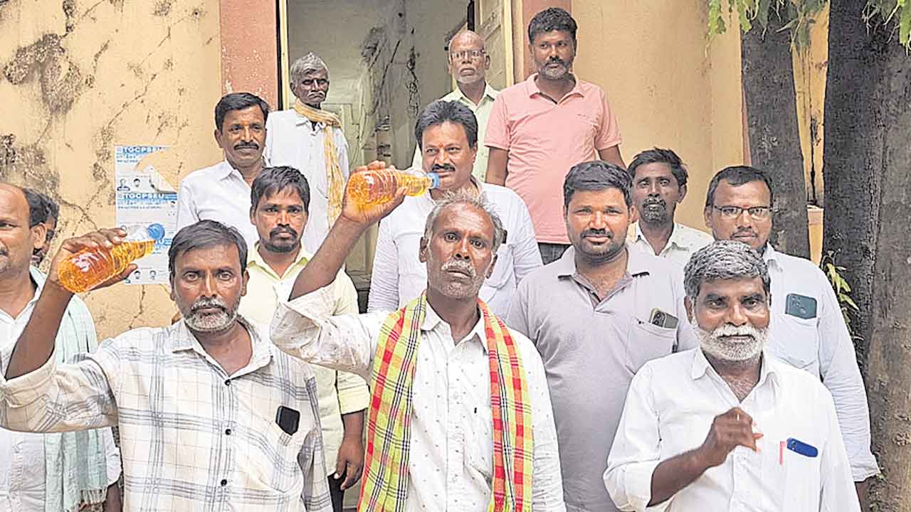 పెట్రోల్‌ డబ్బాలతో రైతుల నిరసన