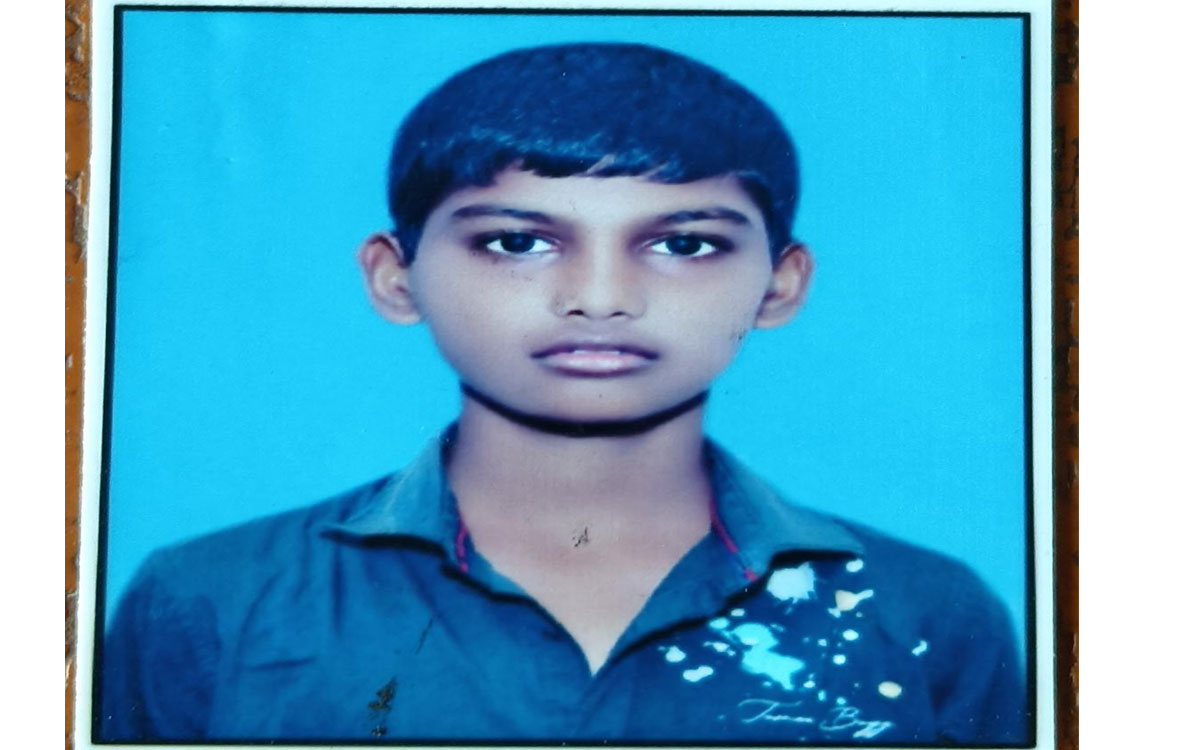 బైక్‌ను ఢీకొట్టిన డోజర్.. కొడుకు మృతి, తండ్రికి తీవ్ర‌ గాయాలు