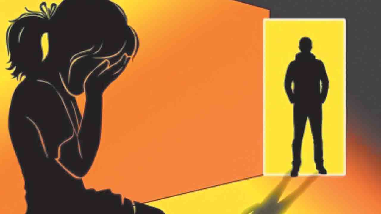 కెరీర్‌పై ఆశలు కల్పించి.. బాలికపై ఫుట్‌బాల్‌ కోచ్‌ దారుణం