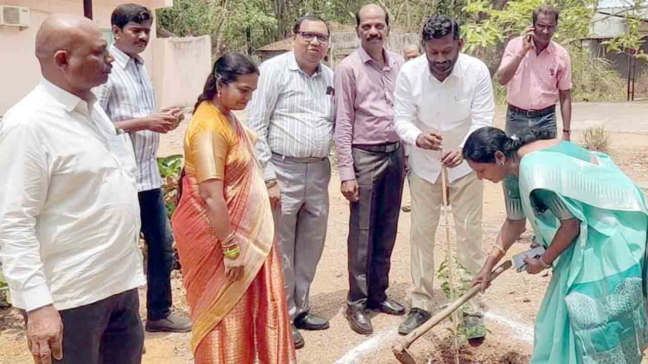 KU | కేయూ అవెన్యూ ప్లాంటేషన్‌ ఇంచార్జి డైరెక్టర్‌గా బాధ్యతలు స్వీకరించిన గోపీనాథ్‌