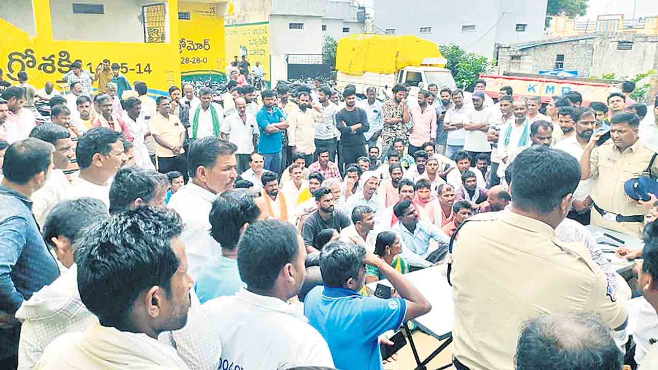 యూరియా కోసం ఆందోళన