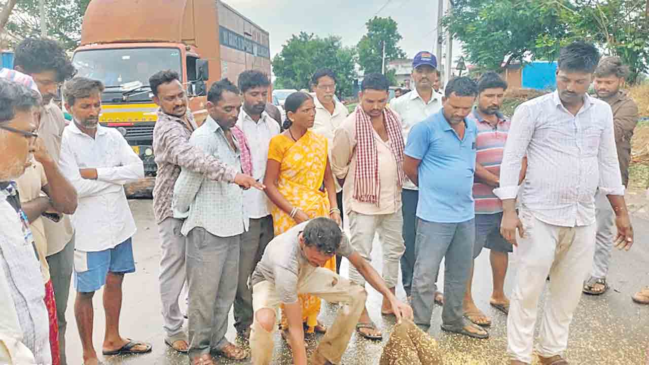 రోడ్డెక్కిన రైతులు