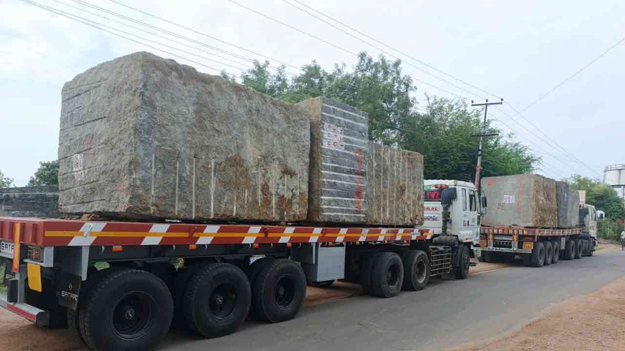 Granite Lorry | అధిక లోడుతో గ్రానైట్‌ లారీలు.. ఆగ్రహంతో అడ్డుకున్న గ్రామస్తులు