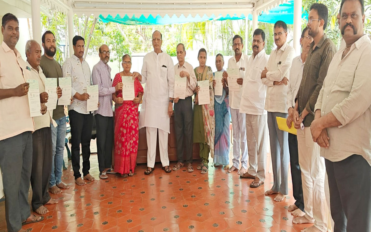 ల‌బ్ధిదారుల‌కు సీఎంఆర్ఎఫ్ చెక్కుల పంపిణీ
