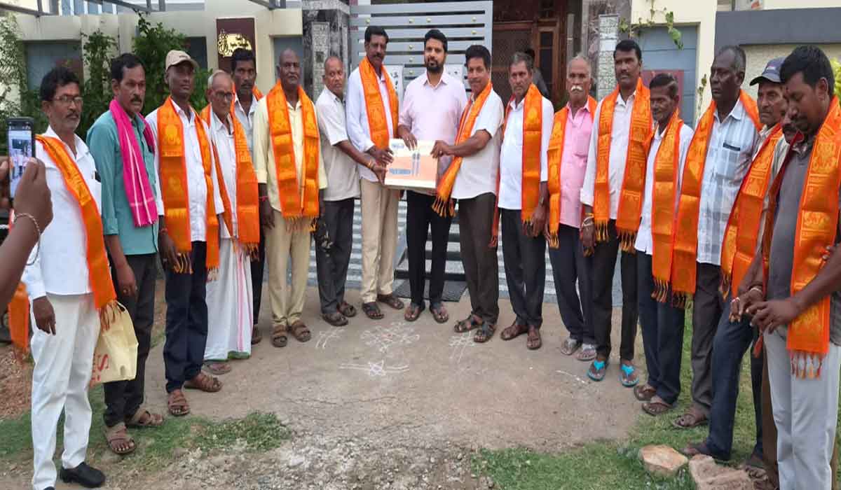 Isala Takkalapalli | భజన మండలి కళాబృందానికి ఈసాల తక్కలపల్లిలో భజన సామగ్రి అందజేత
