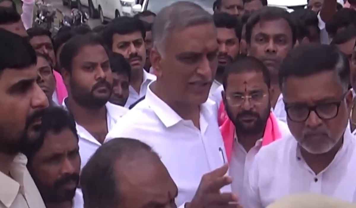Harish Rao | బొగ్గు నిల్వలను చూసేందుకు వెళ్లిన మాజీ మంత్రి హరీష్ రావు.. అడ్డుకున్న పోలీసులు