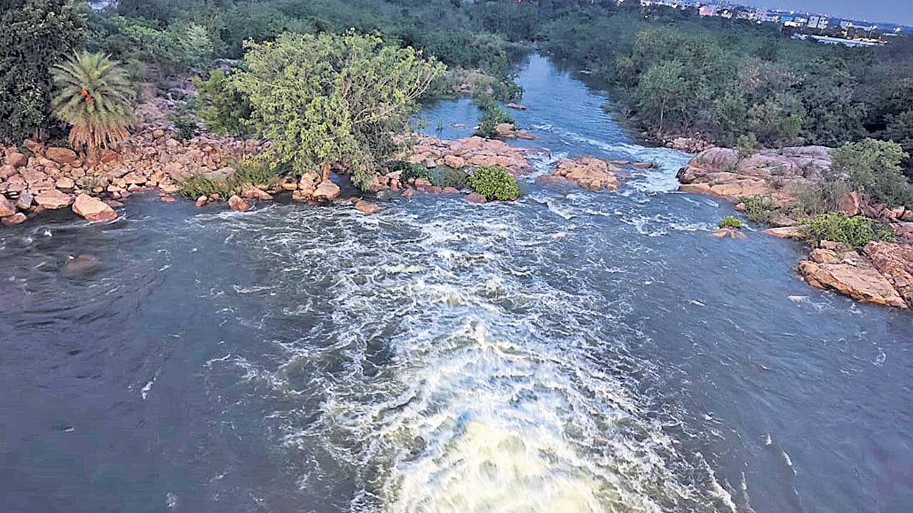 జంట జలాశయాలకు జలకళ