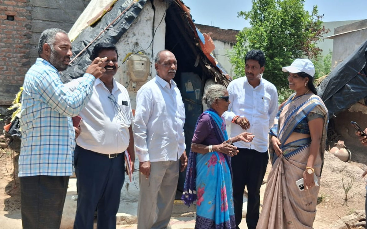 ఇందిరమ్మ ఇళ్ల నిర్మాణాలను త్వ‌ర‌గా పూర్తి చేయాలి : హౌసింగ్ పీడీ లక్క అలివేలు