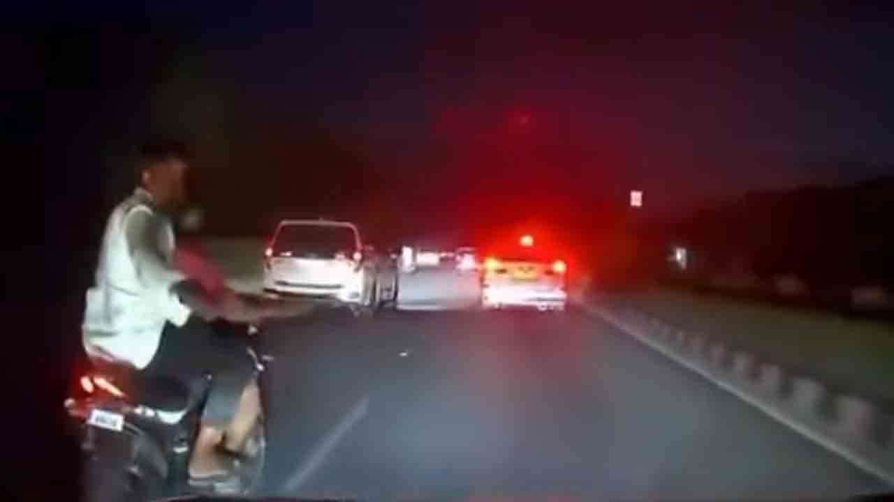 Hyderabad | అర్ధరాత్రి నడి రోడ్డుపై బైక్‌లపై కారును వెంబడిస్తూ పోకిరీల హల్‌చల్‌ : వీడియో