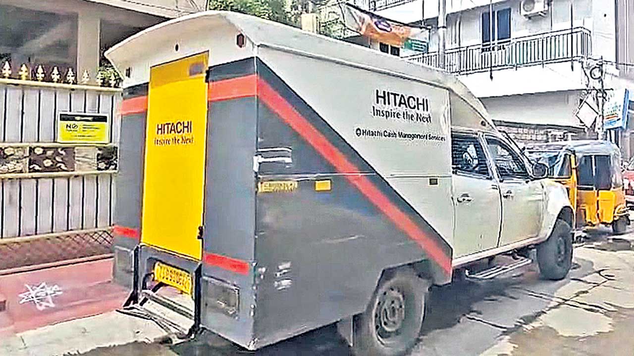 ఏటీఎం నగదుతో డ్రైవర్‌ పరార్‌