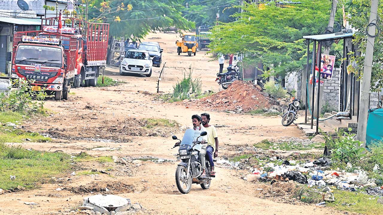 చుట్టాలు రావట్లే పెండ్లిళ్లు కావట్లే