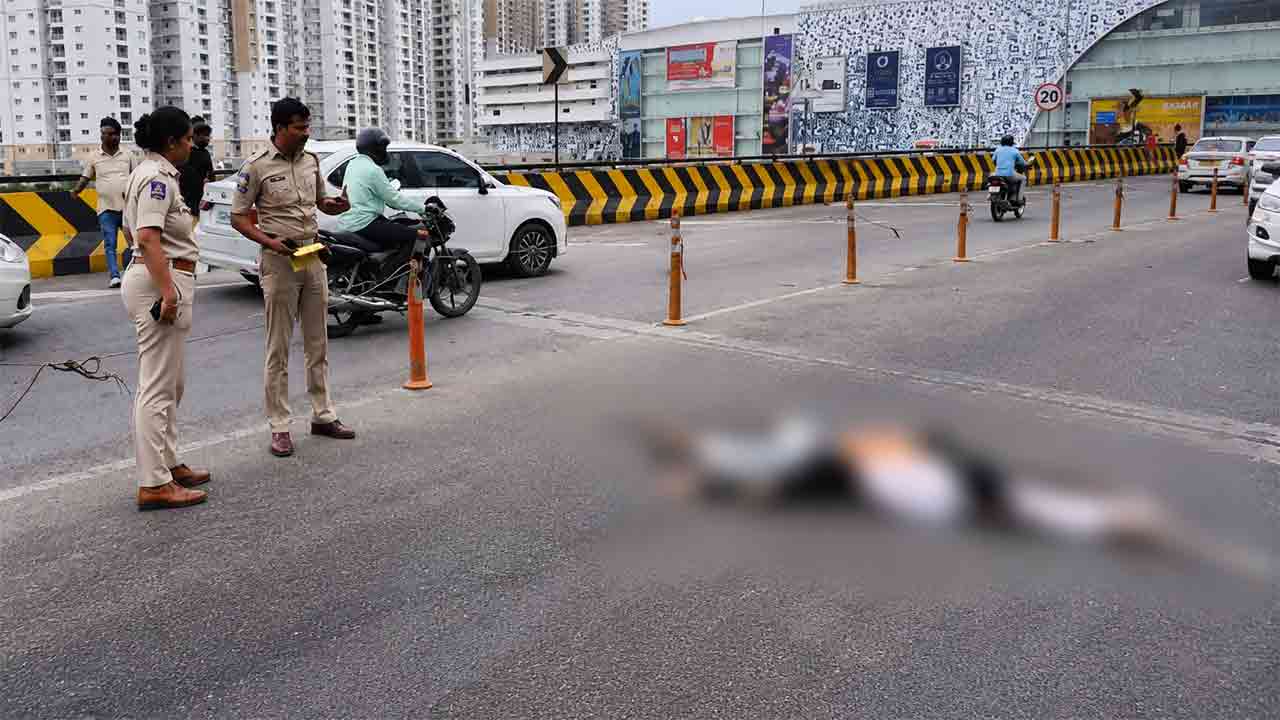 Hyderabad | గచ్చిబౌలి ఏఎంబీ మాల్ ఫ్లైఓవర్‌పై యాక్సిడెంట్.. ఇద్దరు మృతి