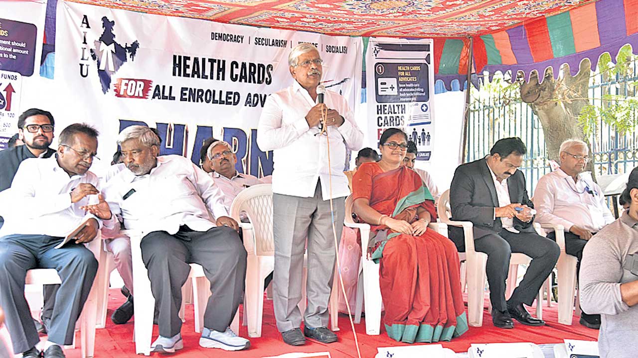 హెల్త్‌కార్డుల కోసం న్యాయవాదుల నిరసన