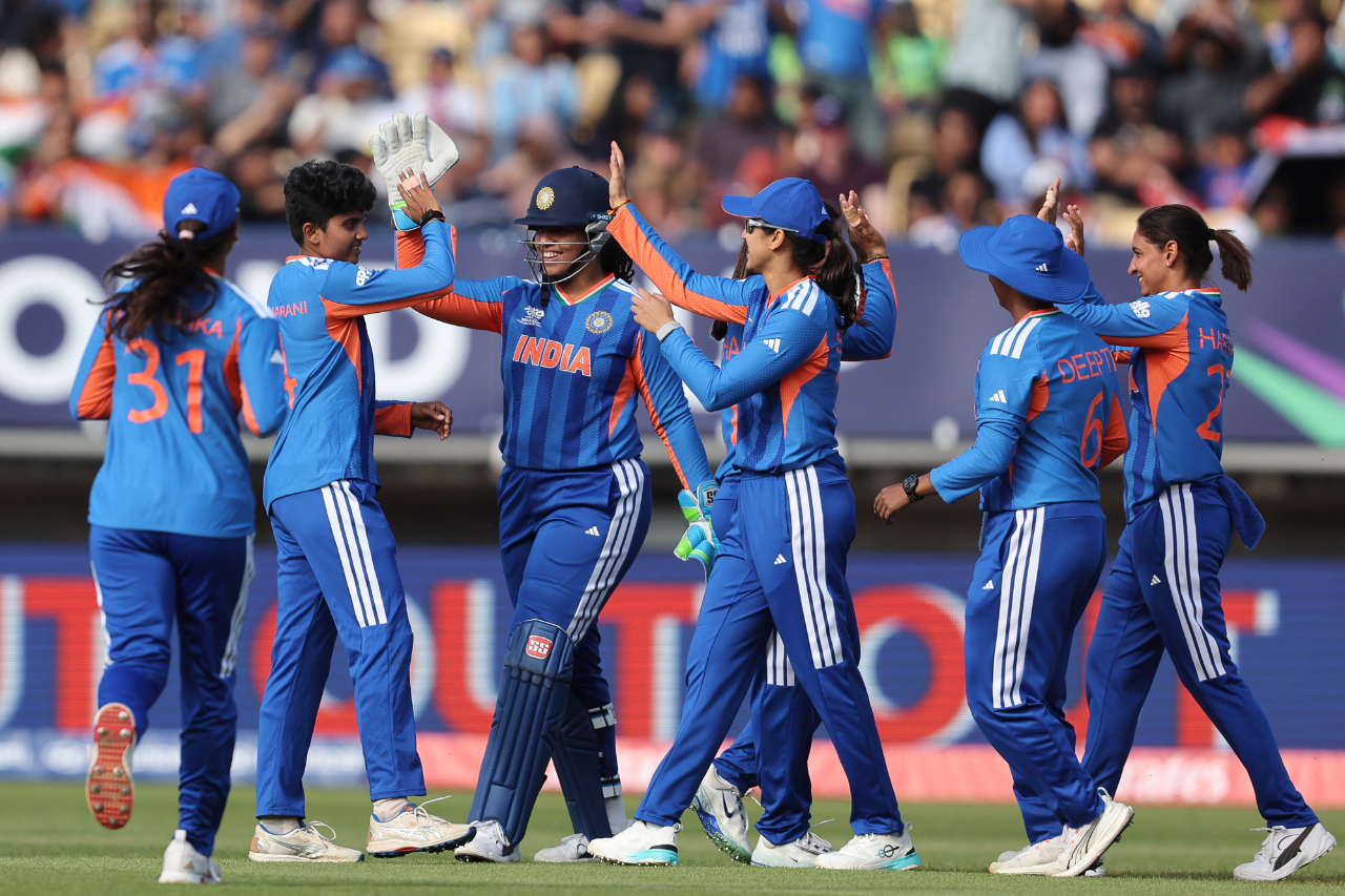 IND vs PAK | పాక్‌ను తిప్పేసిన‌ దీప్తి, చ‌ర‌ణి .. వ‌ర‌ల్డ్‌క‌ప్‌ను ఘ‌నంగా ఆరంభించిన భార‌త్..!