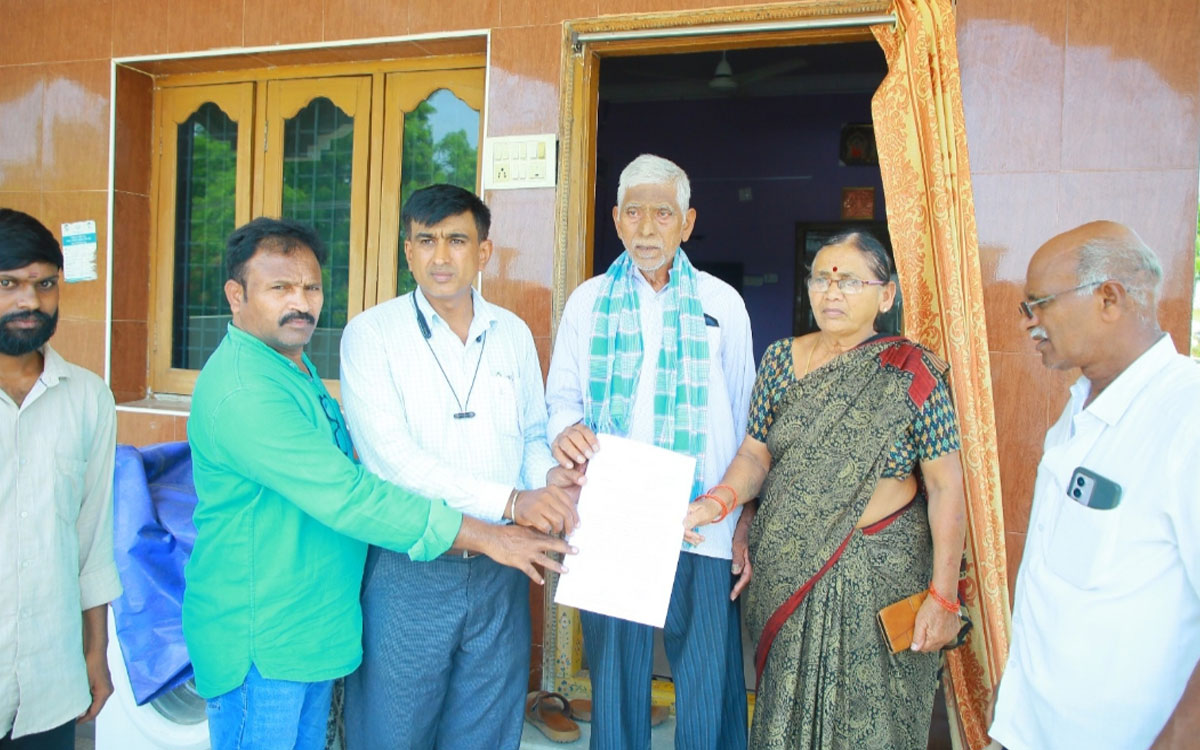 త‌ల్లిదండ్రుల‌ను ప‌ట్టించుకోని కొడుకు.. ఇంటిని వ‌యో వృద్ధుల‌కే అప్ప‌గించిన క‌లెక్ట‌ర్‌