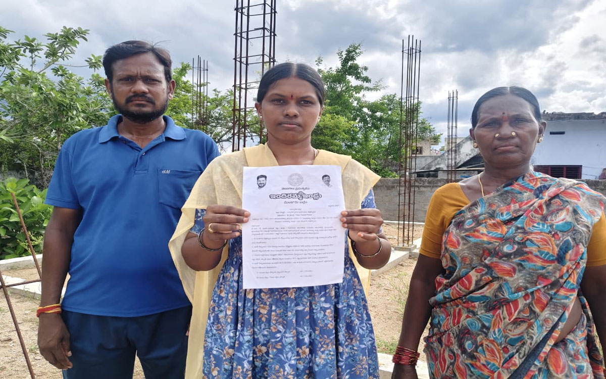 అధికారుల తప్పిదం.. రోడ్డున‌ పడ్డ నిరుపేద కుటుంబం