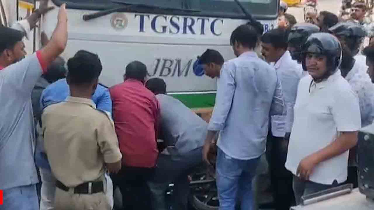 సికింద్రాబాద్‌లో ఆర్టీసీ బస్సు బీభత్సం..చక్రాల కింద చిక్కుకున్న వ్యక్తిని కాపాడిన పోలీసులు
