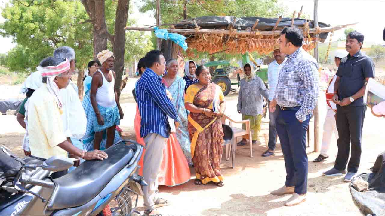 Bachannapeta | ధాన్యం కొనుగోలు కేంద్రాలను ఆకస్మిక తనిఖీ చేసిన కలెక్టర్ సందీప్ కుమార్ ఝా