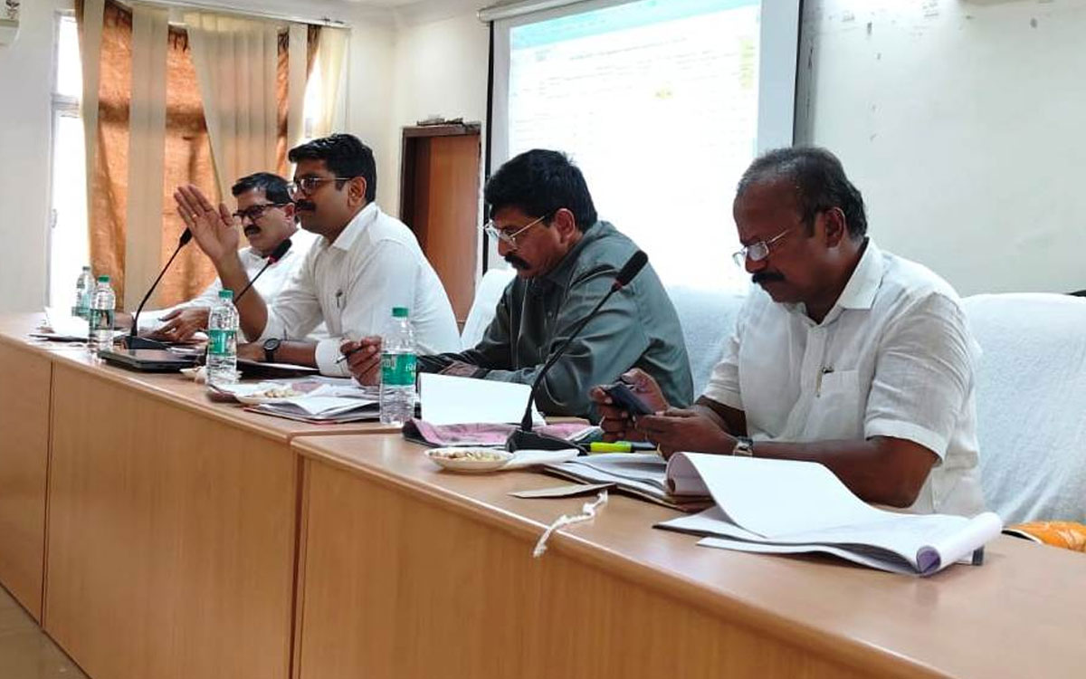 వినియోగ‌దారుల‌కు మెరుగైన విద్యుత్ సేవ‌లు అందించాలి : టీజీఎస్పీడీసీఎల్ సీఎండీ