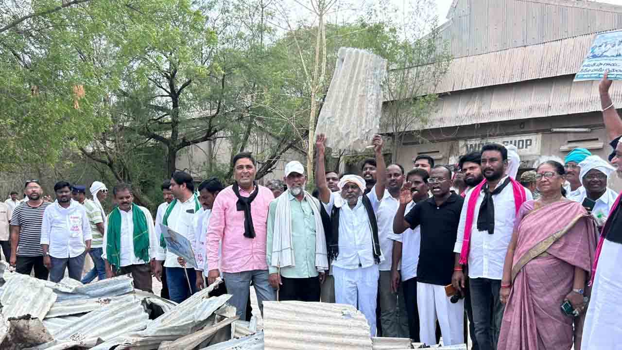 CCI | సీసీఐ పునఃప్రారంభంపై ఎంపీ, ఎమ్మెల్యేలు స్పందించాలి: మాజీ మంత్రి జోగు రామన్న
