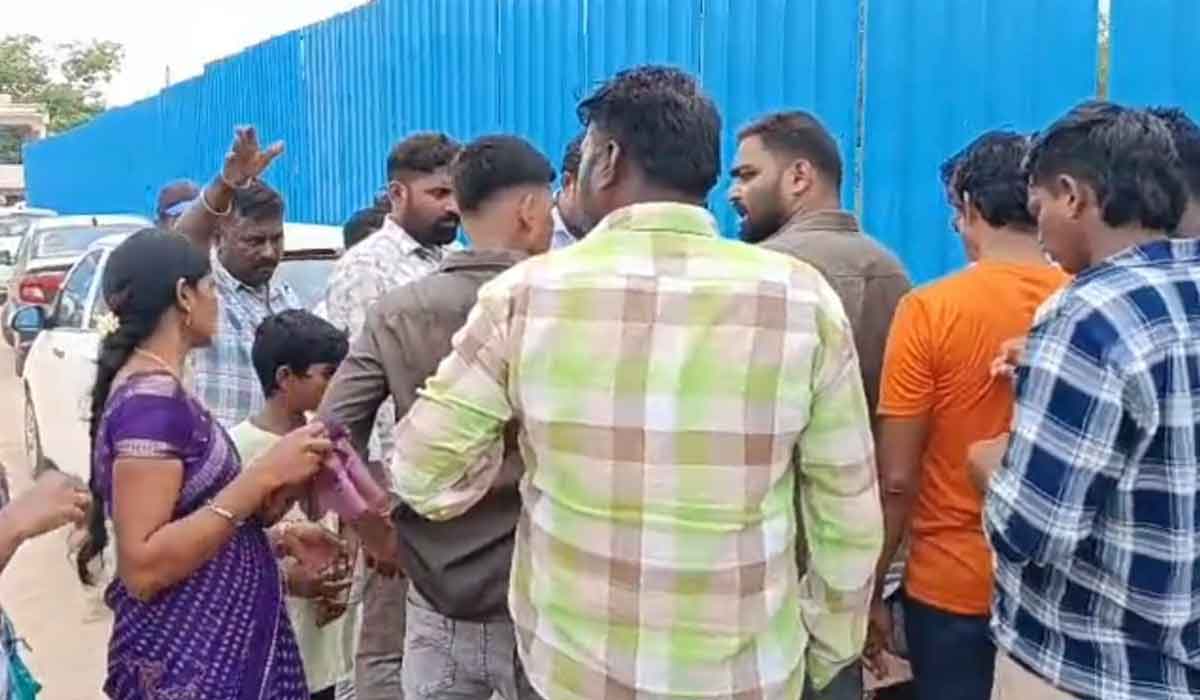 Vemulawada | రాజన్న ఆలయం వద్ద జూదంతో భక్తుల నిలువు దోపిడీ.. అమాయక భక్తులే టార్గెట్