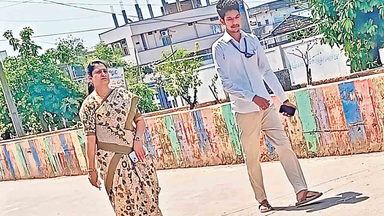 కాలినడకన కోర్టుకు వచ్చిన జడ్జి
