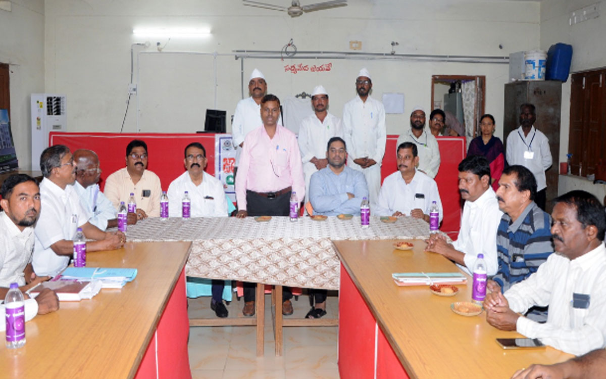 ప‌ట్టింపుల‌కు పోయి న‌ష్ట‌పోవ‌ద్దు : సీనియ‌ర్ సివిల్ జ‌డ్జి సురేశ్‌