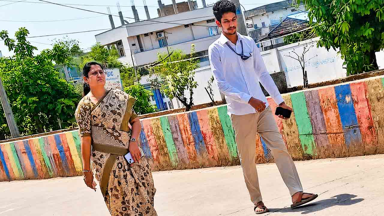 Jadge Jakkula Anantha Lakshmi | కాలినడకన కోర్టుకు వచ్చిన జడ్జి