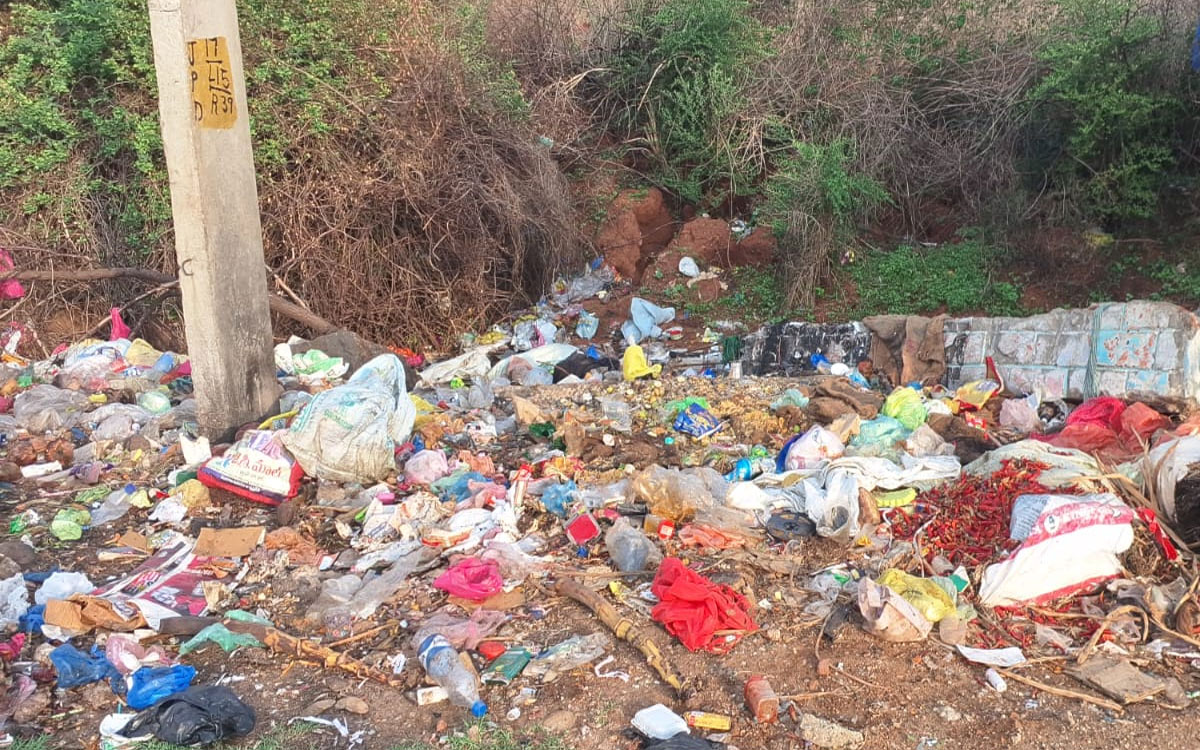 జూలూరుపాడులో అనధికారిక డంపింగ్ యార్డ్