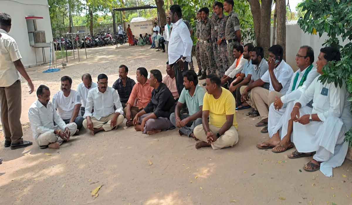 Kammarpally | కమ్మర్పల్లి పోలీస్ స్టేషన్‌లో బీఆర్‌ఎస్‌ నాయకుల బైఠాయింపు
