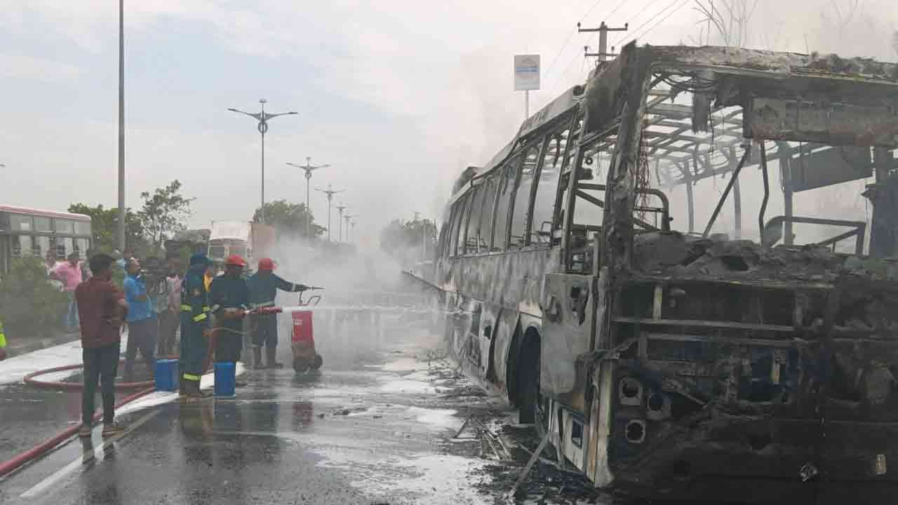 RTC Bus Fire Accident | కరీంనగర్ – హైదరాబాద్ ఎలక్ట్రిక్ బస్సులో మంటలు.. డ్రైవర్ అప్రమత్తతో 40 మంది సేఫ్!