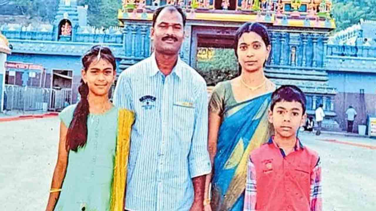 Karnataka | ఆన్‌లైన్ గేమ్స్ ఆడొద్దన్నందుకు తల్లిదండ్రులు, అక్కపై కత్తితో దాడి చేసిన బాలుడు..ఇద్దరు మృతి
