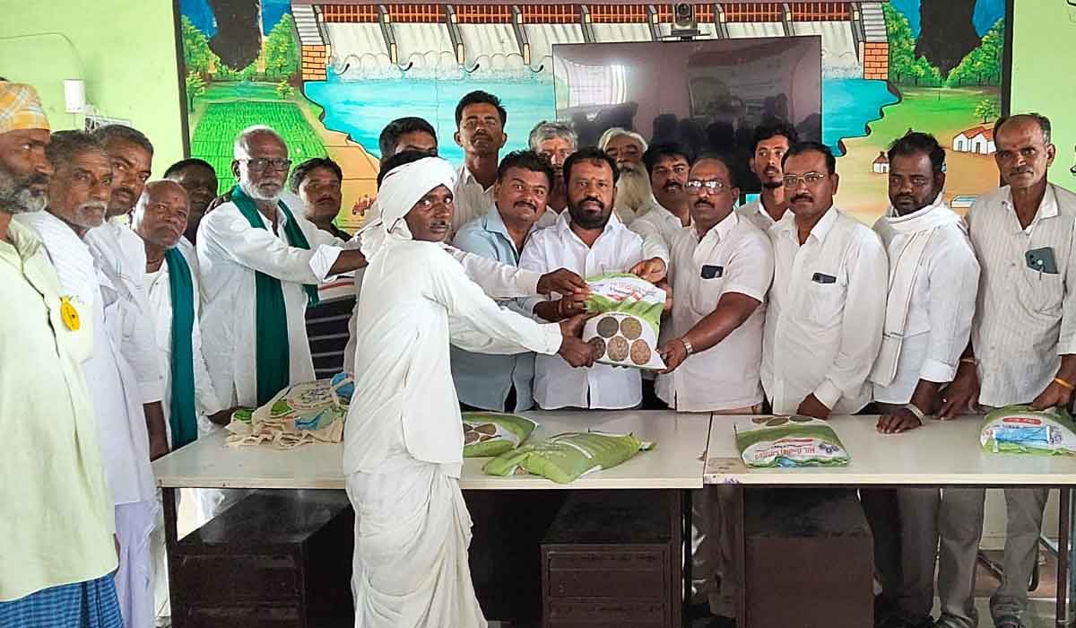 Peddakodapgal | పెద్దకొడప్‌గల్‌ రైతు వేదికలో విత్తన మేళా..!