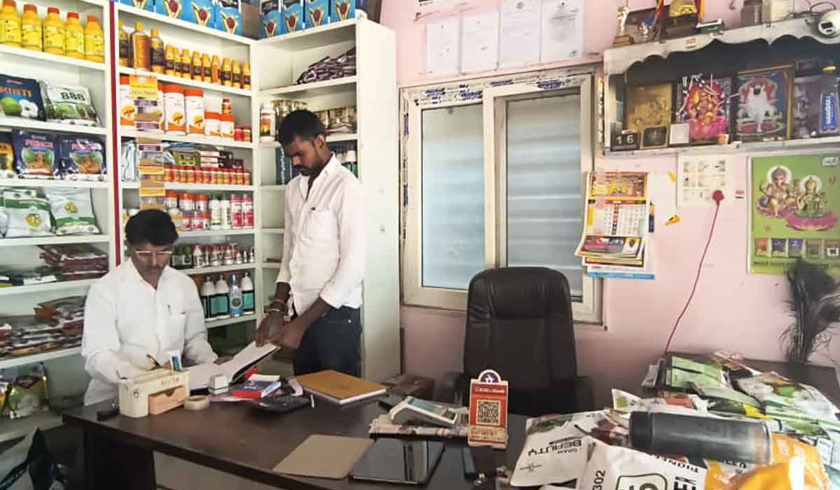 Peddakodapgal | ఎమ్మార్పీ ధరలకు విత్తనాలు,ఎరువులు విక్రయించాలి.. పెద్దకొడప్‌గల్‌ ఏవో కిషన్