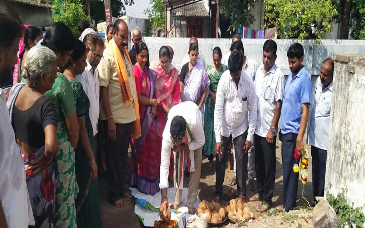 సారపాక బసప్పక్యాంప్‌లో సీసీ రోడ్డు నిర్మాణ పనులకు శంకుస్థాపన