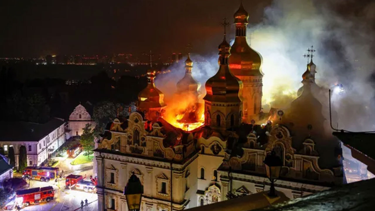 Russian Attack: ర‌ష్యా దాడిలో 9 మంది మృతి.. మంట‌ల్లో కీవ్‌ చ‌ర్చి