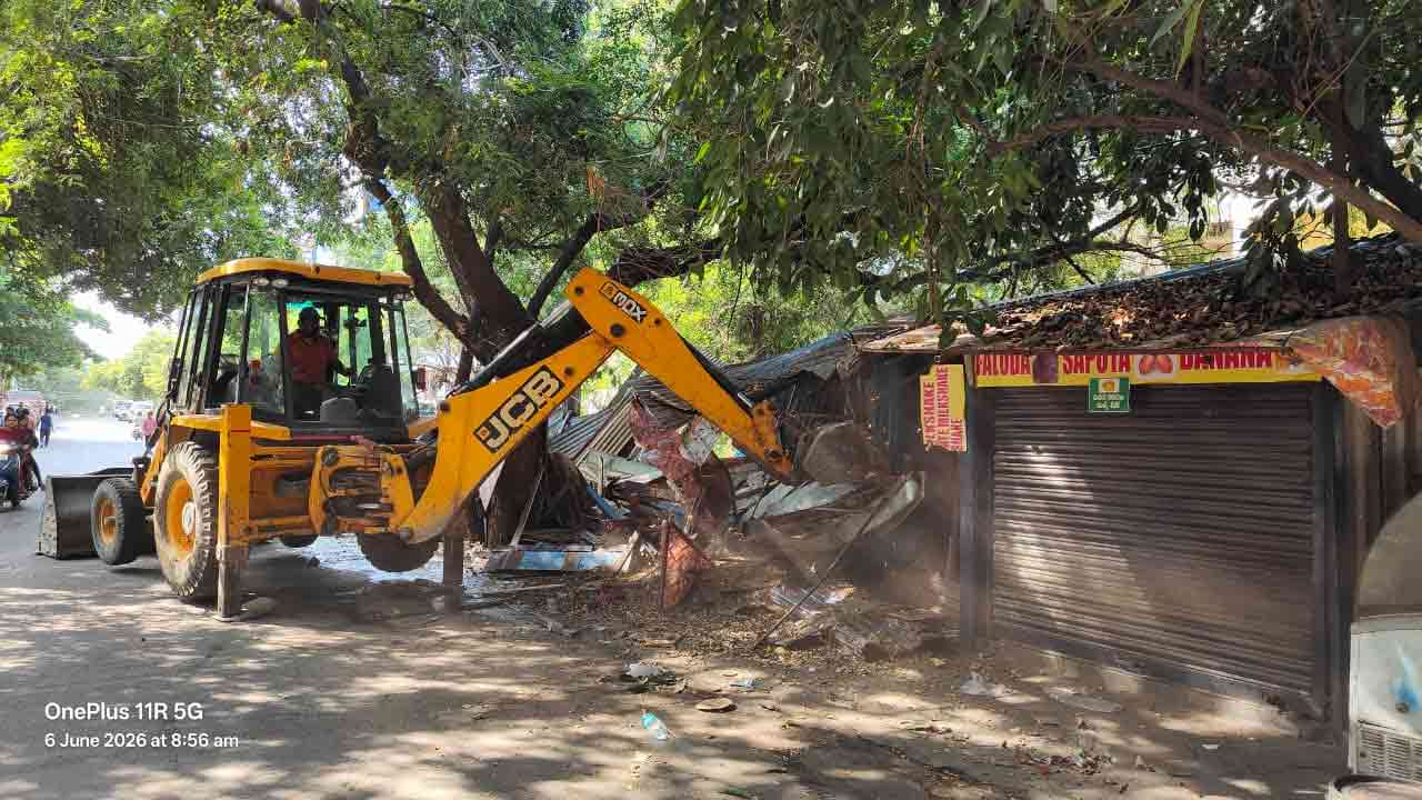 Hyderabad | కేపీహెచ్‌బీ కాలనీలో ఫుట్‌పాత్ ఆక్రమణల తొలగింపు